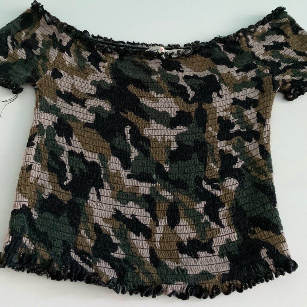 Off the shoulder camo print T-shirt